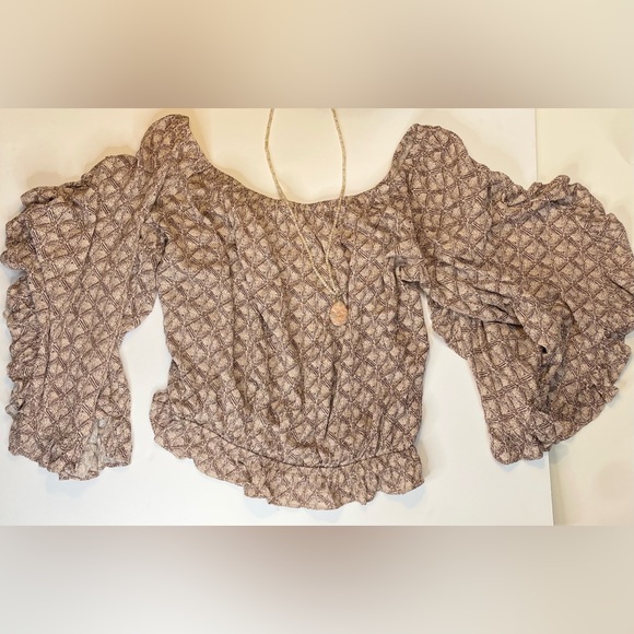 willow root Tops - Cropped casual top with large flowing sleeve